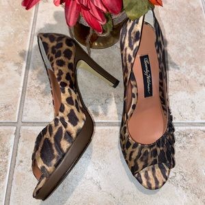 Beverly Feldman  Sexy Leopard design 🐆 heels 👠 size 5.5